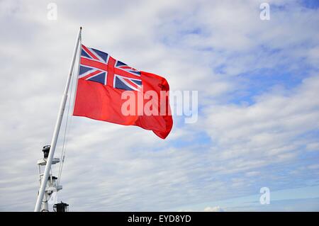 Red Ensign Fahne gegen bewölktem Himmel Stockfoto