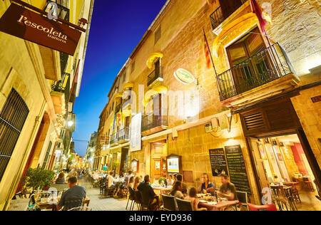 Restaurant-Terrassen in Loreto Straße bei Nacht. Denia. Alicante. Valencia Community. Spanien Stockfoto