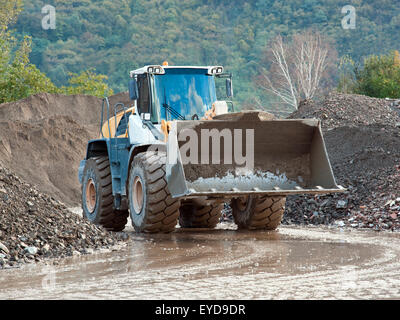 Bagger im Steinbruch zu arbeiten Stockfoto