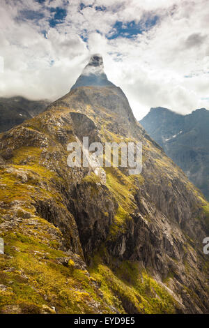 Nebel rund um die Bergspitze Romsdalshorn, 1550 m, im Tal Romsdalen in Rauma Kommune, Østfold fylke, Norwegen. Stockfoto