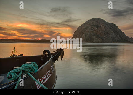 Morro Rock und Boot - Sonnenuntergang - Kalifornien Stockfoto