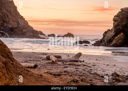 Einen Big Sur-Sonnenaufgang am Strand von Pfeiffer Stockfoto