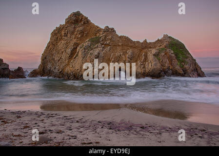 Pfeiffer Beach bei Sonnenaufgang - Big Sur Stockfoto