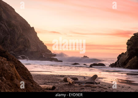 Sonnenaufgang am Pfeiffer Beach Stockfoto