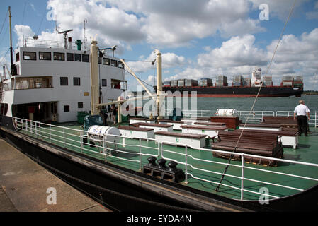 Ein historisches Schiff SS Shieldhall Main Deck und ein Container Carrier auf Southampton Wasser UK Shieldhall ist eine arbeiten-Dampfschiff Stockfoto