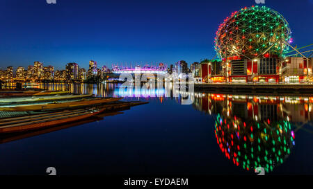 Science World und BC Olympia Ort beleuchtet in der Nacht in Vancouver, Kanada Stockfoto