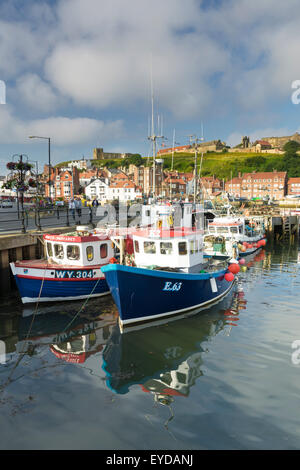 Angelboote/Fischerboote auf dem Fluss Esk, im Hafen von Whitby, North Yorkshire, England, Juli 2015 Stockfoto