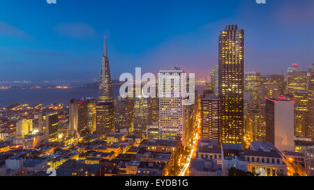 San Francisco Skyline und Stadt-Lichter in der Dämmerung, Kalifornien, USA Stockfoto