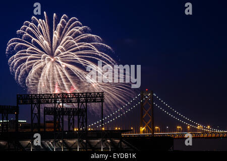 Feuerwerk am San Francisco-Oakland Bay Bridge Feuerwerk in der Nacht in San Francisco, Kalifornien, USA Stockfoto