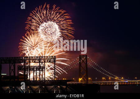 Feuerwerk am San Francisco-Oakland Bay Bridge Feuerwerk in der Nacht in San Francisco, Kalifornien, USA Stockfoto