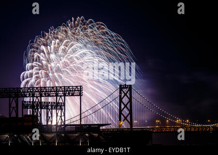 Feuerwerk am San Francisco-Oakland Bay Bridge Feuerwerk in der Nacht in San Francisco, Kalifornien, USA Stockfoto