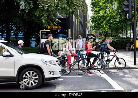 Pendler-Radfahrer in fortgeschrittenen Stop Lane neben positioniert illegal Auto, Angel, London Borough of Islington, England, UK Stockfoto