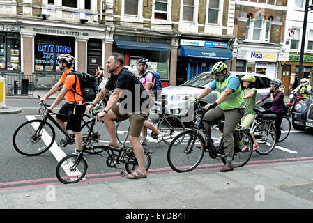 Pendler Radfahrer in fortgeschrittenen stop Lane, Engel, Londn Borough of Islington, England Großbritannien UK Stockfoto