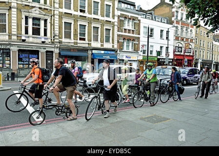 Pendler Radfahrer in fortgeschrittenen Stop Lane, Angel, London Borough of Islington, England, Großbritannien, UK Stockfoto