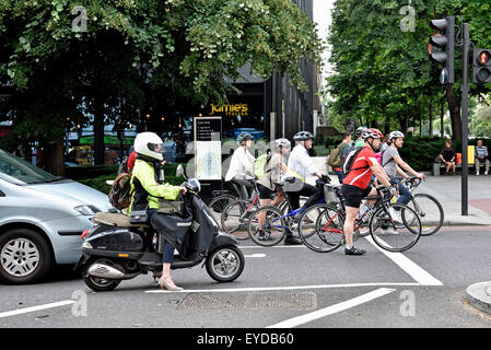 Pendler-Radfahrer mit Scooter-Fahrer in fortgeschrittenen Stop Lane, Angel, London Borough of Islington, England, Großbritannien, UK Stockfoto