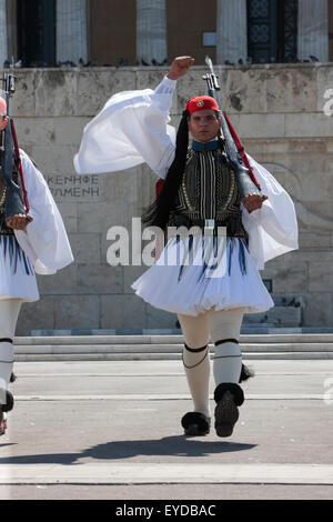Porträt eines Evzone oder Euzone, Gans treten vor dem unbekannten Soldaten-Denkmal, Parlamentsgebäude, Syntagma, Griechenland. Stockfoto