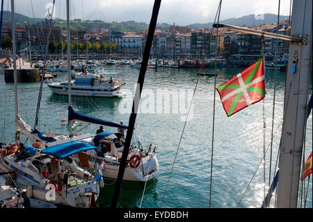 Zufällige Menschen In Wasserfahrzeug in Lekeitio Harbor, Baskisches Land, Spanien Stockfoto