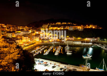 Blick auf die Mutriku Hafen bei Nacht, Mutriku, Baskisches Land, Spanien Stockfoto