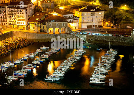 High Angle View Of Mutriku Hafen bei Nacht, Mutriku, Baskisches Land, Spanien Stockfoto