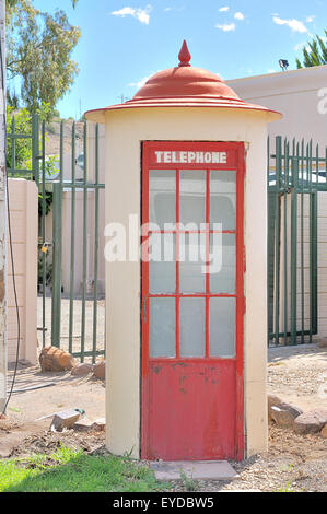 Historische Telefonzelle auf dem Display in Beaufort West, Südafrika Stockfoto