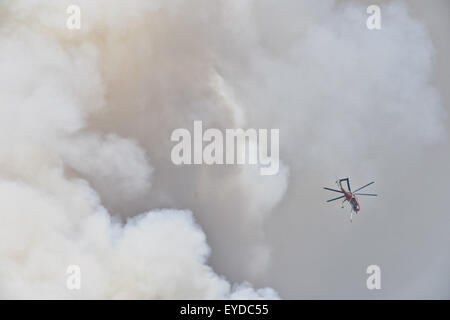 26. Juli 2015 - Oakhurst/North Fork, CA, überfliegt USA - ein Helitanker Rauchschwaden aus dem Willow Feuer Sonntagnachmittag in der Sierra National Forest in der Nähe von Bass Lake, CA. Das Willow-Feuer brennt in der Sierra National Forest Sonntag, 26. Juli 2015. Am Nachmittag das Feuer brannte ca. 1.500 Hektar und war 5 % enthalten. Einige Straßen wurden gesperrt und Evakuierungen in Kraft waren, als 450 Strukturen bedroht waren. Das Feuer brannte in Willow Canyon. © Stuart Palley/ZUMA Draht/Alamy Live-Nachrichten Stockfoto