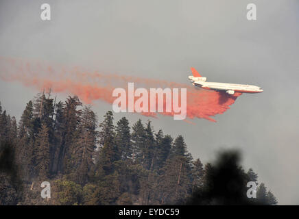 26. Juli 2015 - Oakhurst/North Fork, CA, macht USA - 10 Tanker Aero Träger 912 entflammbar Drop über die Weide Feuer Sonntag. Das Willow-Feuer brennt in der Sierra National Forest Sonntag, 26. Juli 2015. Am Nachmittag das Feuer brannte ca. 1.500 Hektar und war 5 % enthalten. Einige Straßen wurden gesperrt und Evakuierungen in Kraft waren, als 450 Strukturen bedroht waren. Das Feuer brannte in Willow Canyon. © Stuart Palley/ZUMA Draht/Alamy Live-Nachrichten Stockfoto