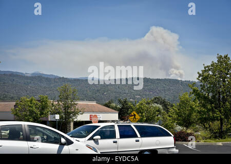 26. Juli 2015 - Oakhurst/North Fork, CA, brennt USA - The Willow Feuer Sonntagnachmittag von Oakhurst, CA gesehen. Das Willow-Feuer brennt in der Sierra National Forest Sonntag, 26. Juli 2015. Am Nachmittag das Feuer brannte ca. 1.500 Hektar und war 5 % enthalten. Einige Straßen wurden gesperrt und Evakuierungen in Kraft waren, als 450 Strukturen bedroht waren. Das Feuer brannte in Willow Canyon. © Stuart Palley/ZUMA Draht/Alamy Live-Nachrichten Stockfoto