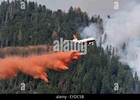 26. Juli 2015 - Oakhurst/North Fork, CA, macht USA - 10 Tanker Aero Träger 912 entflammbar Drop über die Weide Feuer Sonntag. Das Willow-Feuer brennt in der Sierra National Forest Sonntag, 26. Juli 2015. Am Nachmittag das Feuer brannte ca. 1.500 Hektar und war 5 % enthalten. Einige Straßen wurden gesperrt und Evakuierungen in Kraft waren, als 450 Strukturen bedroht waren. Das Feuer brannte in Willow Canyon. © Stuart Palley/ZUMA Draht/Alamy Live-Nachrichten Stockfoto