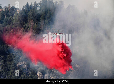 26. Juli 2015 - Oakhurst/North Fork, CA, USA - A BAe-146 Jet Tanker macht einen entflammbaren Tropfen über dem Feuer Willow Sonntag. Das Willow-Feuer brennt in der Sierra National Forest Sonntag, 26. Juli 2015. Am Nachmittag das Feuer brannte ca. 1.500 Hektar und war 5 % enthalten. Einige Straßen wurden gesperrt und Evakuierungen in Kraft waren, als 450 Strukturen bedroht waren. Das Feuer brannte in Willow Canyon. © Stuart Palley/ZUMA Draht/Alamy Live-Nachrichten Stockfoto