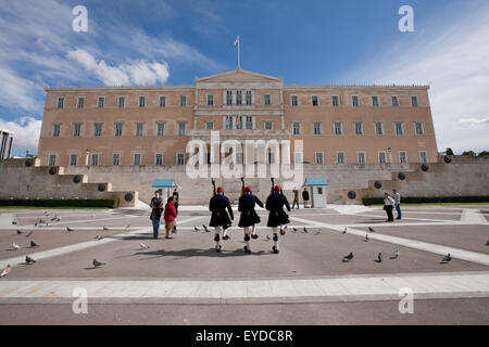 Griechischen Evzonen Wachen oder Tsoliades, Ankunft in der unbekannten Soldaten Gedenkstätte in Syntagma-Quadrat, tragen Winteroutfit (dunkelblau) Stockfoto