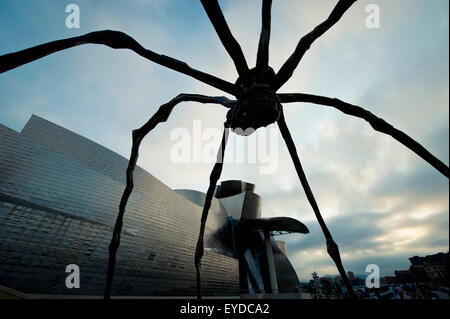 Louis Burgeois Skulptur vor Guggenheim Museum In Bilbao, Baskenland, Spanien Stockfoto