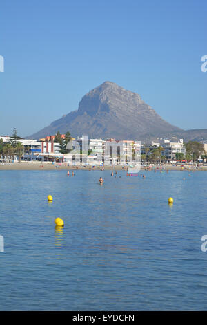 Am frühen Morgen Blick über die Bucht in Richtung Arenal Strand mit Montgo in den Hintergrund, Javea, Alicante, Spanien. Stockfoto