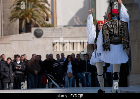 Zwei griechische Tsoliades / Evzones Gans treten in der Gedenkstätte des unbekannten Soldaten in Syntagma, Athen, Griechenland Stockfoto