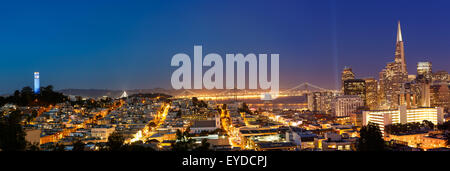 San Francisco Stadtbild Panorama mit Blick auf den Coit Tower und Bay Bridge Stockfoto