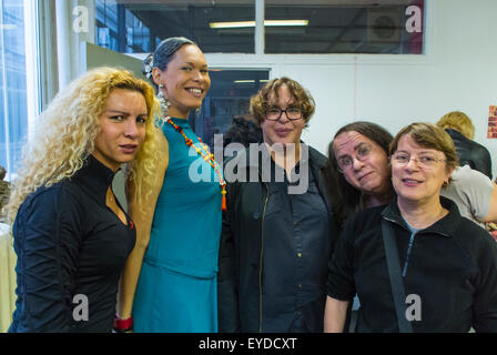 Paris, Frankreich, AIDS-Trans-Aktivisten, Transgender, Acceptess-T Group Portrait, Im Büro, NGO, Menschen, Transgender-Rechte, Gruppe von verschiedenen Frauen Stockfoto