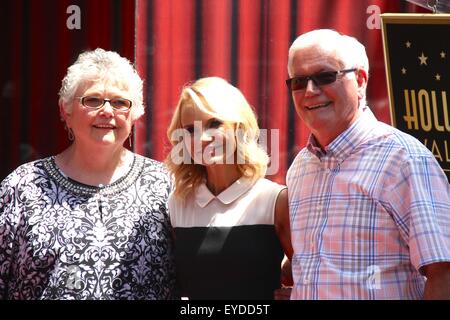 Hollywood, Kalifornien, USA. 23. Juli 2015. I15766CHW. Schauspielerin Kristin Chenoweth geehrt mit Stern auf dem Hollywood Walk Of Fame.6243 Hollywood Blvd/Pantages, Hollywood, CA.07/24/2015.JUNIE SMITH CHENOWETH, KRISTEN CHENOWETH und JERRY MORRIS CHENOWETH. Ã'© Clinton H. Wallace-- Fotos Inc © Clinton Wallace/Globe Fotos/ZUMA Draht/Alamy Live-Nachrichten Stockfoto