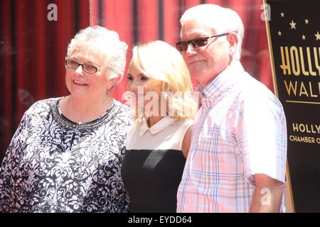 Hollywood, Kalifornien, USA. 24. Juli 2015. I15766CHW. Schauspielerin Kristin Chenoweth geehrt mit Stern auf dem Hollywood Walk Of Fame.6243 Hollywood Blvd/Pantages, Hollywood, CA.07/24/2015.JUNIE SMITH CHENOWETH, KRISTEN CHENOWETH und JERRY MORRIS CHENOWETH. © Clinton H. Wallace-- Fotos Inc © Clinton Wallace/Globe Fotos/ZUMA Draht/Alamy Live-Nachrichten Stockfoto