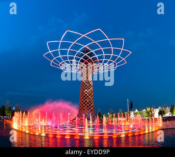 Expo 2015 - Baum des Lebens in Mailand - rosa Licht Stockfoto