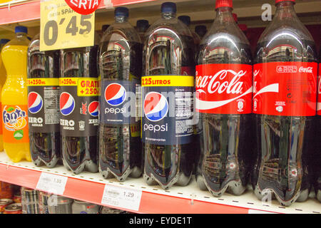 Flaschen von Coca Cola und Pepsi zum Verkauf in La Palma, Spanien. Stockfoto