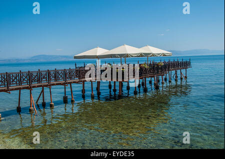 Ein Restaurant auf einem Steg, der sich zum Meer mit wunderschönen venezianischen Stil-Leuchten erstreckt Stockfoto