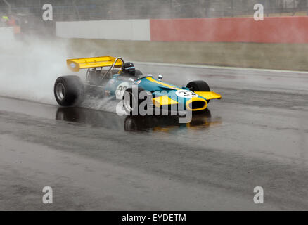 Duncan Dayton treibt eine 1971, Brabham BT33, im schweren Regen, während ein Qualifying für die FIA-Master der historischen Formel 1-Rennen Stockfoto
