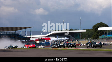 Autos konkurrieren in der Stirling Moss Trophy für Pre' 61 Sportwagen in Silverstone Classic, 2015 Stockfoto