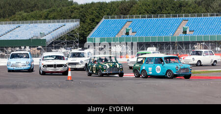 Aktion Bild von Warwick Banken Trophy Rennen für Tourenwagen von weniger als 2 Liter 1960, während der Silverstone Classic 2015 statt. Stockfoto