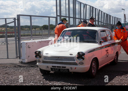 Hinterradaufhängung auf diese 1965 Ford Lotus Cortina Mk1, verursacht es in den Ruhestand aus einem Rennen in Silverstone Classic zusammengebrochen. Stockfoto