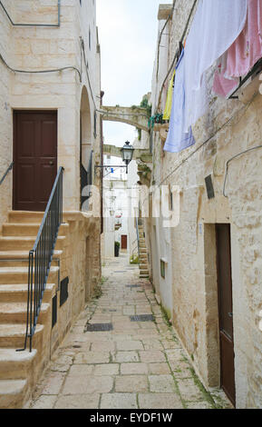 Schmale Gasse in der historischen Mitte von Cisternino, in Apulien, Süditalien Stockfoto