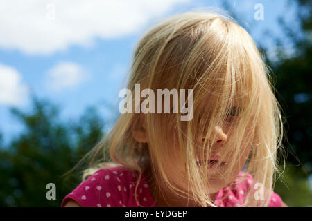 Allein traurig Kind kleines Mädchen, Sommer, draußen, Porträt Stockfoto