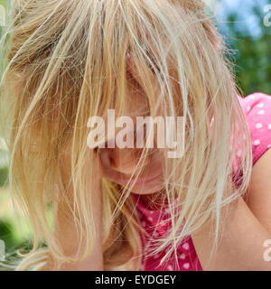 Allein traurig Kind kleines Mädchen, Sommer, draußen, Porträt Stockfoto