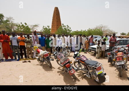 Niger, Sahara Wüste Agadez Region, Freitagsgebet von Agadez-Moschee; Agadez Stockfoto