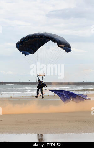 Mitglied der Tiger Fallschirm Display Team landet bei Sunderland International Airshow, England. Die Tigers sind Mitglieder der Stockfoto