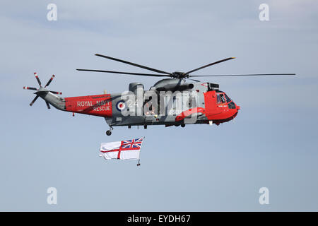 Ein Hubschrauber der Royal Navy Sea King HU5 führt bei Sunderland International Airshow, England. Der Sea King zeigt ein White ensign Stockfoto